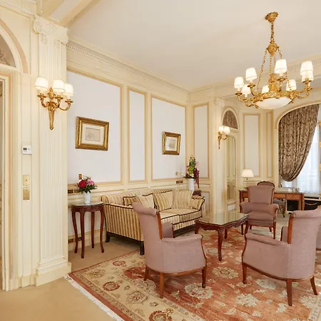 Hotel Raphael